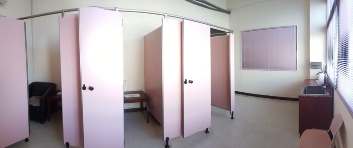 林口本部哺乳室內部設有3間粉紅色隔間，每間配置沙發與小桌，旁設洗手台與窗戶，自然採光良好。圖片