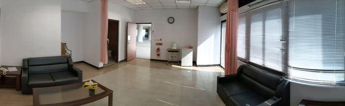 嘉義分部哺乳室內部全景照，設有沙發座椅、窗簾、茶几及洗手台，空間寬敞且明亮舒適。圖片