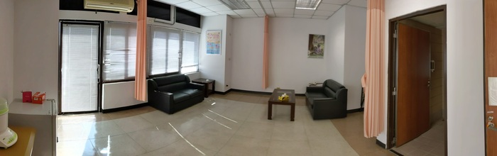 嘉義分部哺乳室空間全景，設有多張沙發椅、茶几、窗簾與公告海報，提供隱私與舒適的使用環境。圖片